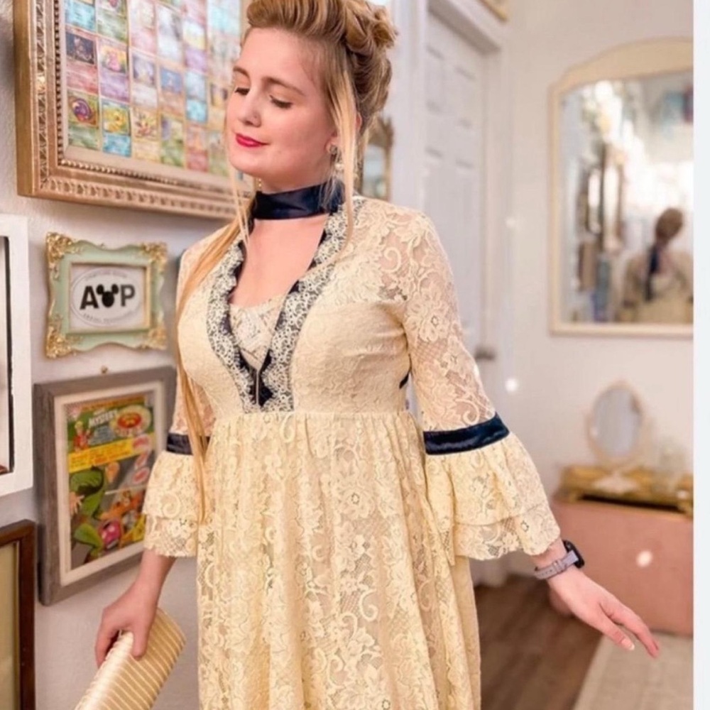 Cottage core Free People Lace Dress. Hamilton chic!
Beautiful lace Silk choker